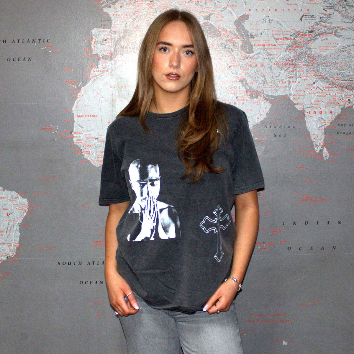 Tupac Unisex Stone Wash T-Shirt: Photo Cross (Charcoal Grey)